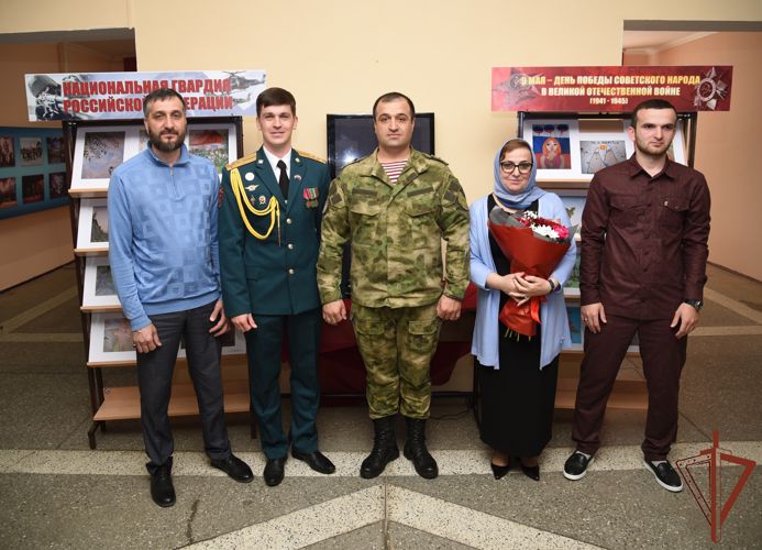 Выставка детских рисунков «Мы вместе» открылась в грозненском соединении Росгвардии