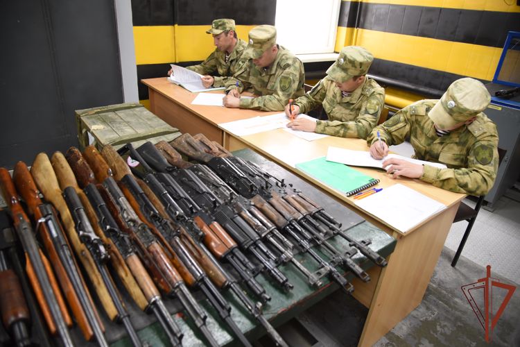 В Грозном росгвардейцы уничтожили очередную партию добровольно сданного и изъятого оружия