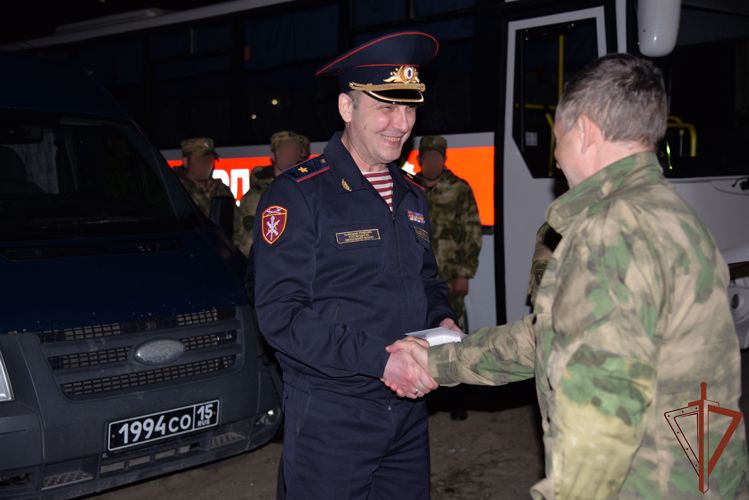 Росгвардейцев-участников специальной операции по защите Донбасса встретили в Екатеринбурге (видео)