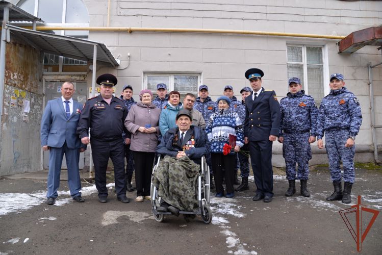 Всероссийский патриотический проект Росгвардии «Парад идёт к ветерану» поддержали на Урале
