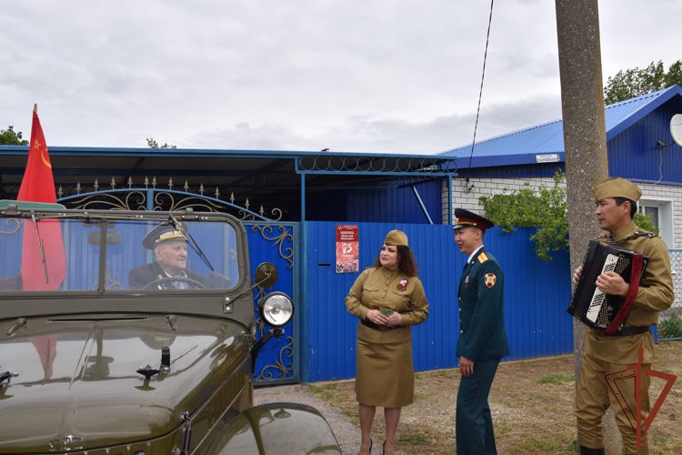    К ведомственной акции «Парад идет к ветерану» присоединились росгвардейцы из Калмыкии
