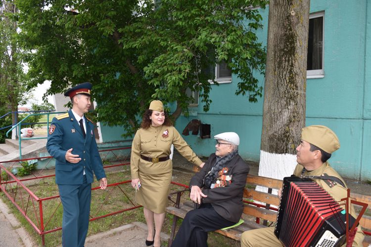    К ведомственной акции «Парад идет к ветерану» присоединились росгвардейцы из Калмыкии