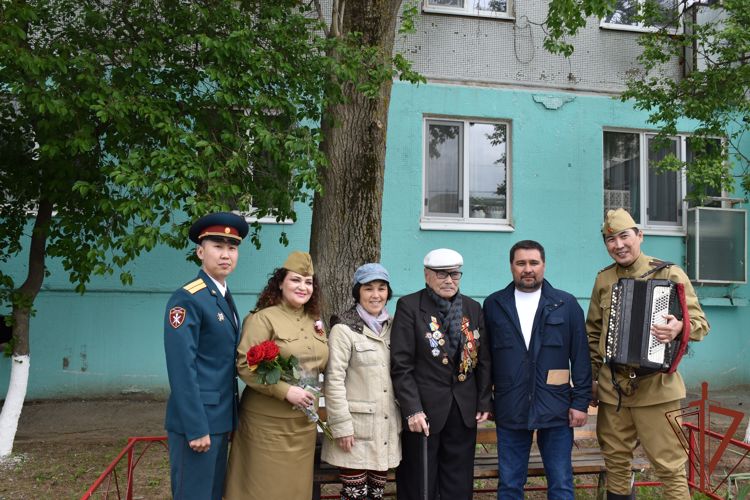    К ведомственной акции «Парад идет к ветерану» присоединились росгвардейцы из Калмыкии
