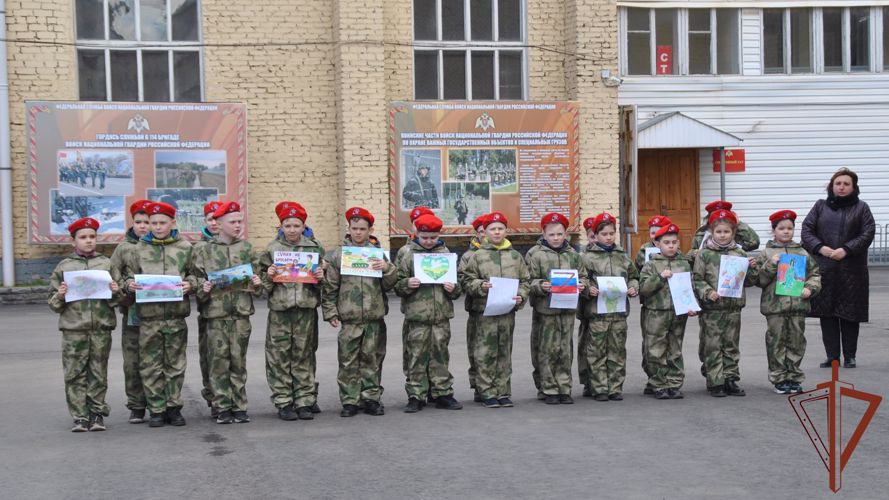 В рамках акции «Своих не бросаем» в Кирове на территории воинской части Росгвардии высадили кедровую аллею