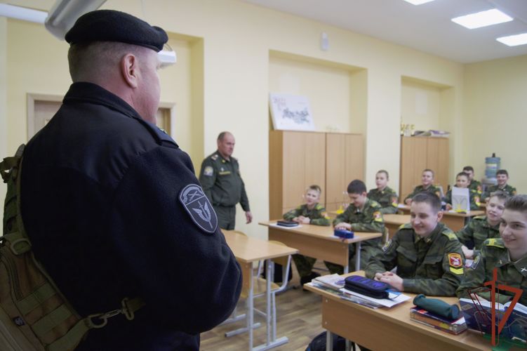 Сотрудники ОМОН «Бастион» Росгвардии провели урок мужества для учащихся кадетской школы