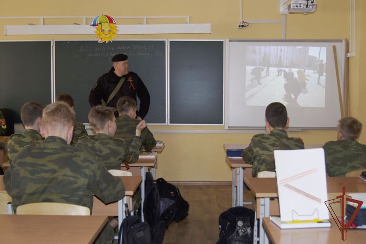Сотрудники ОМОН «Бастион» Росгвардии провели урок мужества для учащихся кадетской школы