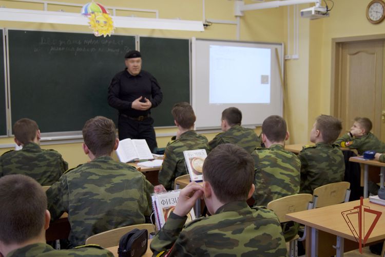Сотрудники ОМОН «Бастион» Росгвардии провели урок мужества для учащихся кадетской школы