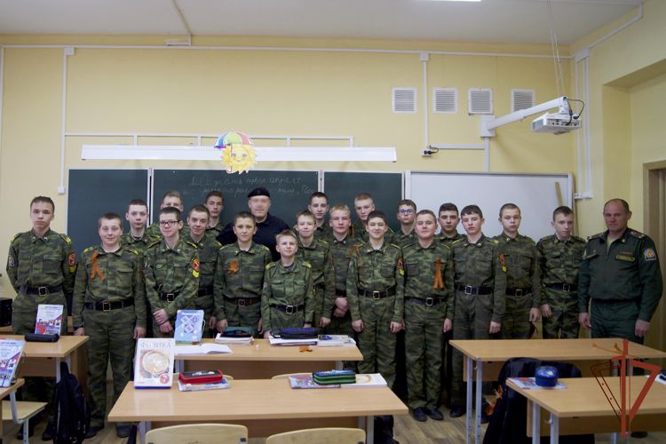 Сотрудники ОМОН «Бастион» Росгвардии провели урок мужества для учащихся кадетской школы