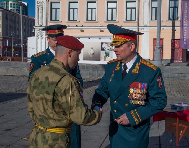 В Уральском округе Росгвардии награждены участники парадного расчета 