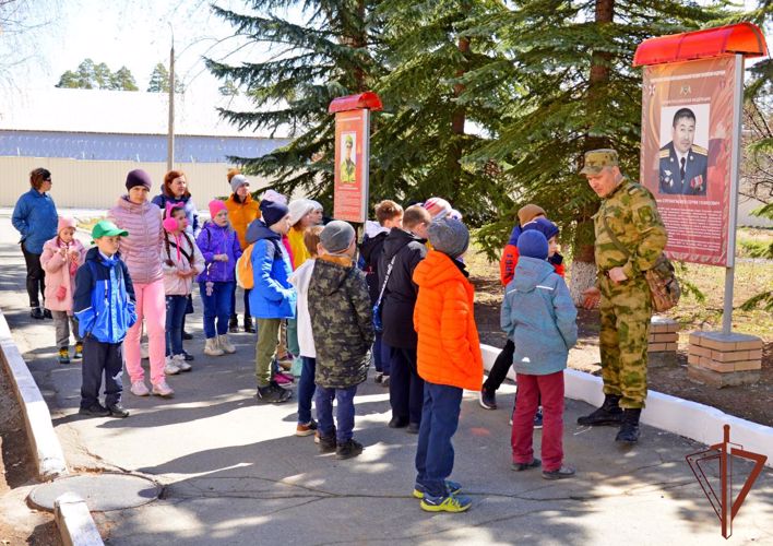 В преддверии Дня Великой Победы Росгвардия познакомила уральских школьников с героями ведомства (видео)