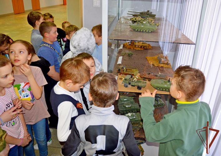 В преддверии Дня Великой Победы Росгвардия познакомила уральских школьников с героями ведомства (видео)