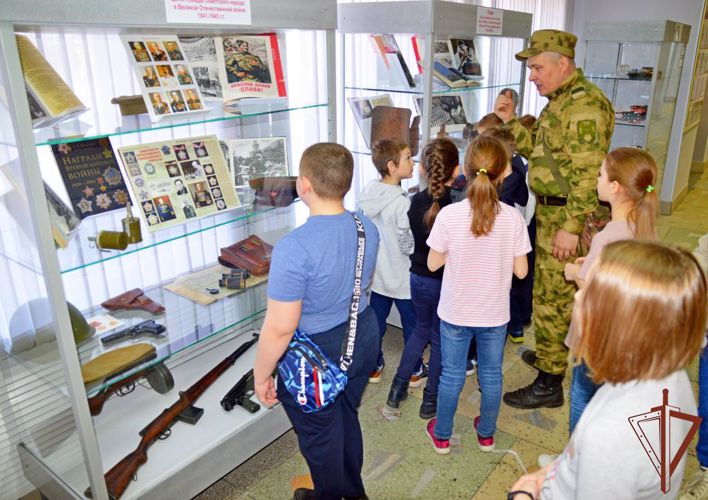 В преддверии Дня Великой Победы Росгвардия познакомила уральских школьников с героями ведомства (видео)