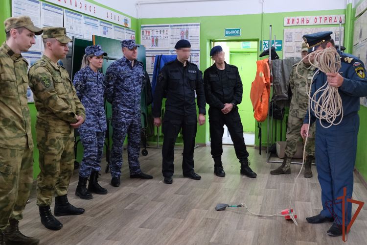 Учебно-методический сбор росгвардейцев - нештатных спасателей на воде состоялся в Смоленске 