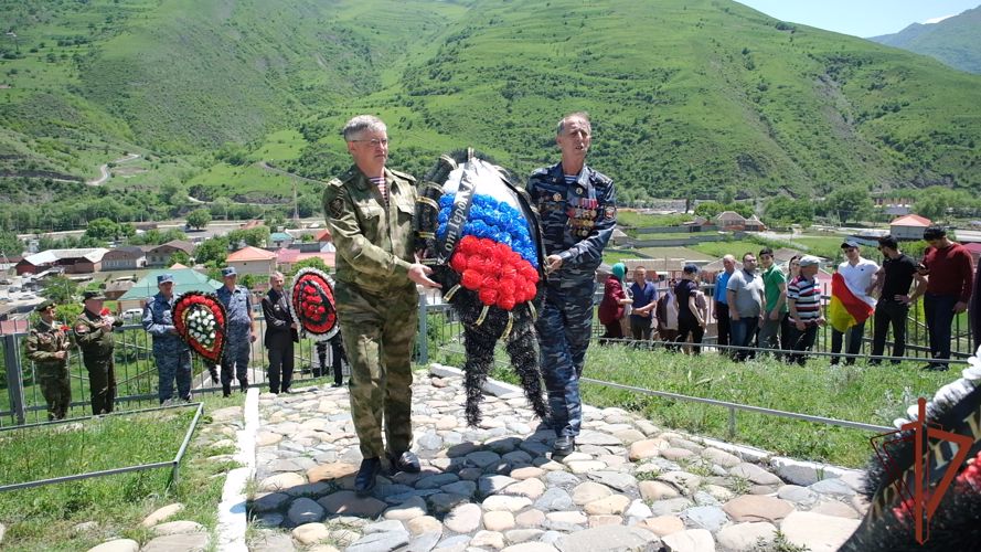 Росгвардейцы в Чечне встретились с родственниками павших в боях против гитлеровцев воинов правопорядка