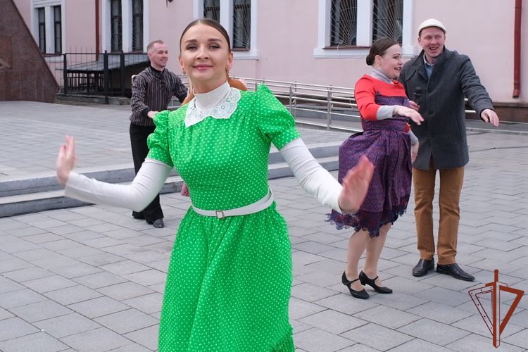 Ансамбль песни и пляски Уральского округа Росгвардии поздравил ветеранов и жителей Екатеринбурга с Днем Победы (видео)