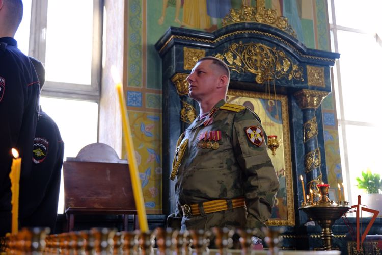 Врио командующего Уральским округом Росгвардии возложил цветы к памятнику маршалу Победы