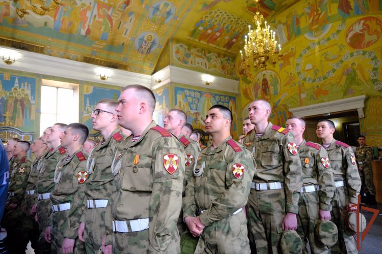 Врио командующего Уральским округом Росгвардии возложил цветы к памятнику маршалу Победы