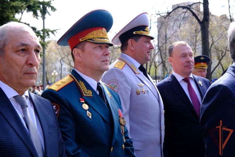 Врио командующего Уральским округом Росгвардии возложил цветы к памятнику маршалу Победы