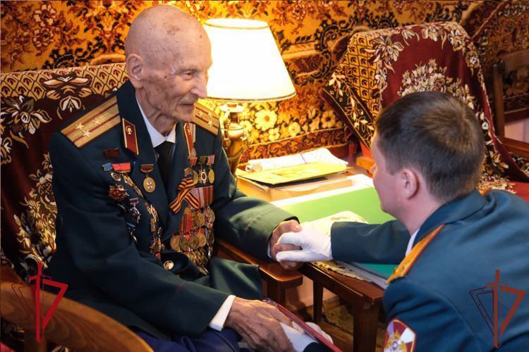 В Хабаровске Росгвардия провела акцию «Парад идет к ветерану»
