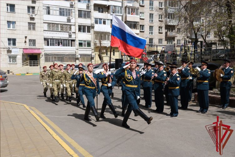 В Хабаровске Росгвардия провела акцию «Парад идет к ветерану»