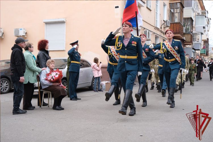 В Хабаровске Росгвардия провела акцию «Парад идет к ветерану»