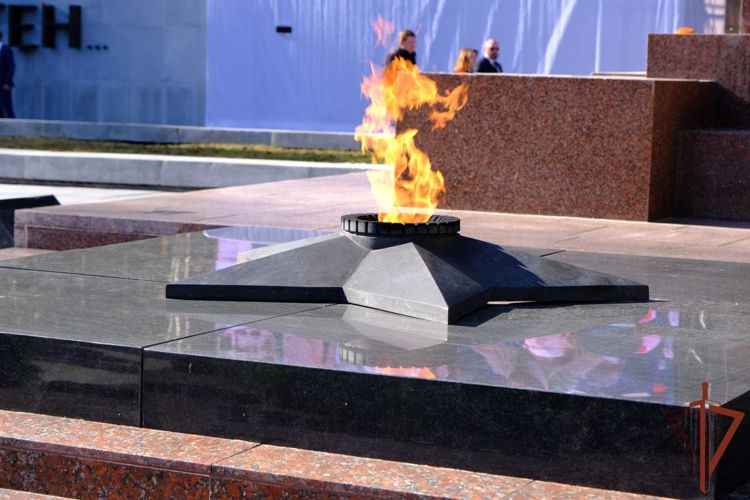 В Екатеринбурге представители Росгвардии возложили цветы к Вечному огню Широкореченского мемориального комплекса