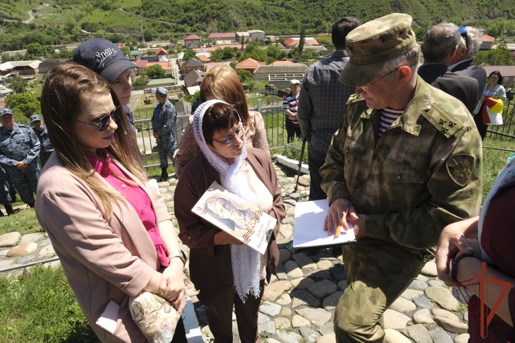 Росгвардейцы в Чечне встретились с родственниками павших в боях против гитлеровцев воинов правопорядка