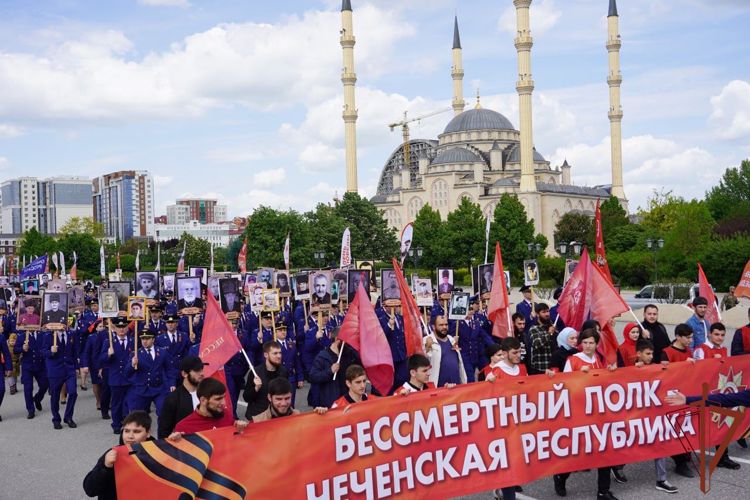 Командующий Северо-Кавказским округом Росгвардии в Грозном принял участие в торжественных мероприятиях, посвящённых Дню Победы