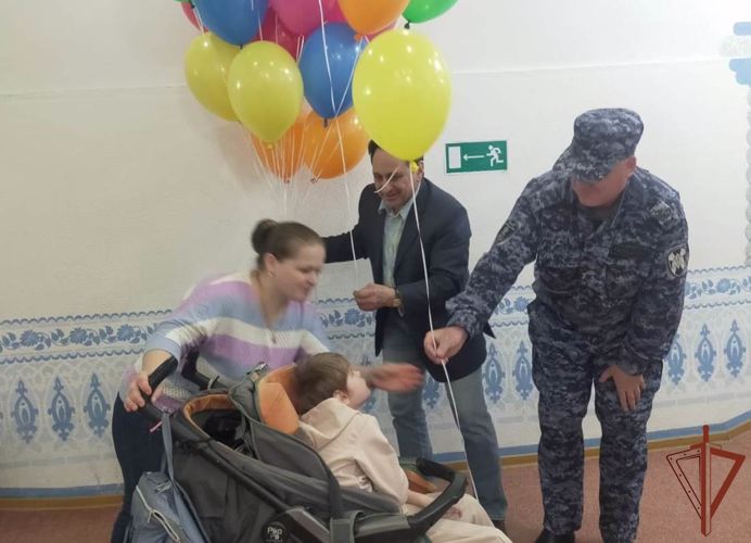 Росгвардия поздравила с праздником детей с ограниченными возможностями здоровья в Тюмени