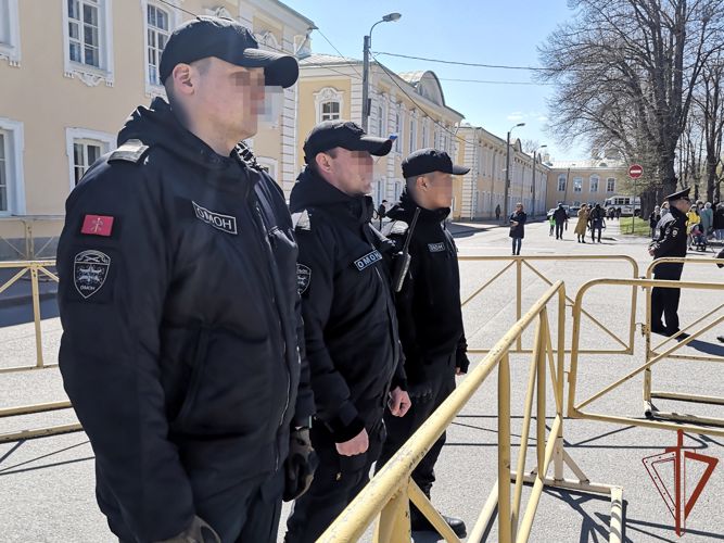 В Санкт-Петербурге росгвардейцы обеспечили правопорядок на Весеннем празднике фонтанов