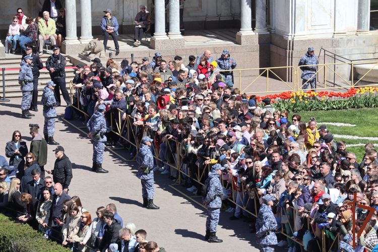В Санкт-Петербурге росгвардейцы обеспечили правопорядок на Весеннем празднике фонтанов
