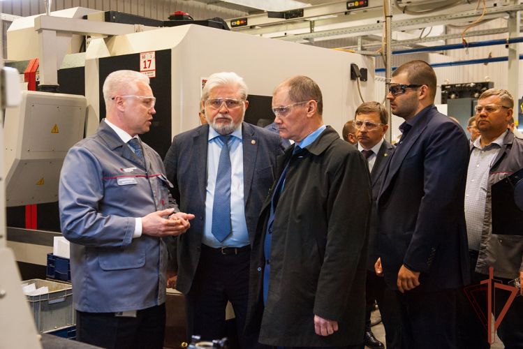 Представители Росгвардии под руководством генерал-полковника Алексея Беззубикова совершили рабочую поездку на предприятия оборонно-промышленного комплекса в Ижевск
