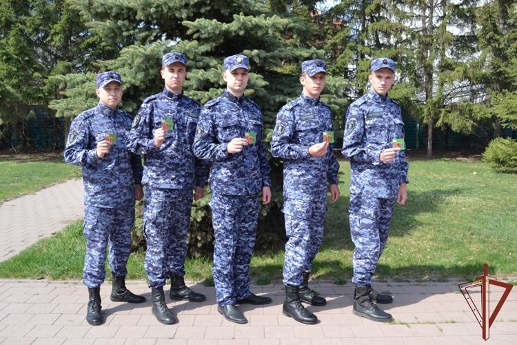 В Омске сотрудники Росгвардии приняли участие во Всероссийской акции «Красная гвоздика»