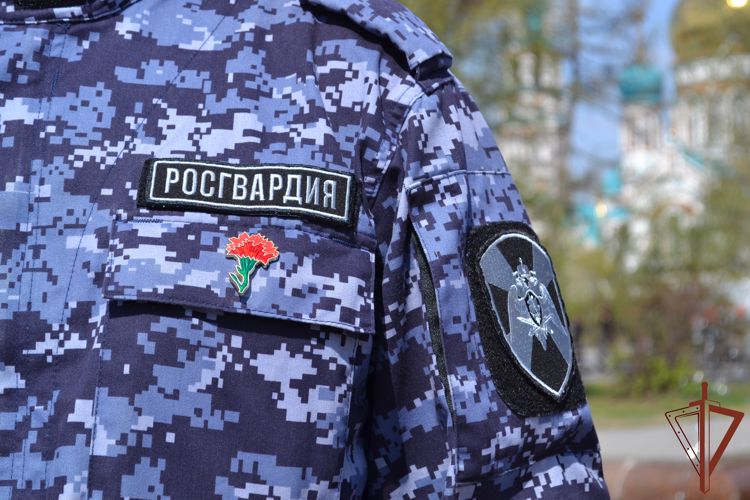В Омске сотрудники Росгвардии приняли участие во Всероссийской акции «Красная гвоздика»