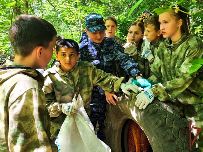 Росгвардейцы в Кузбассе помогли детям очистить берег реки от мусора 
