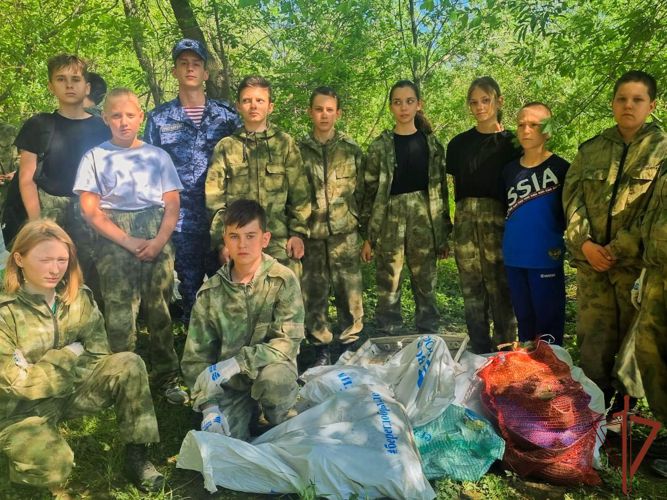 Росгвардейцы в Кузбассе помогли детям очистить берег реки от мусора 
