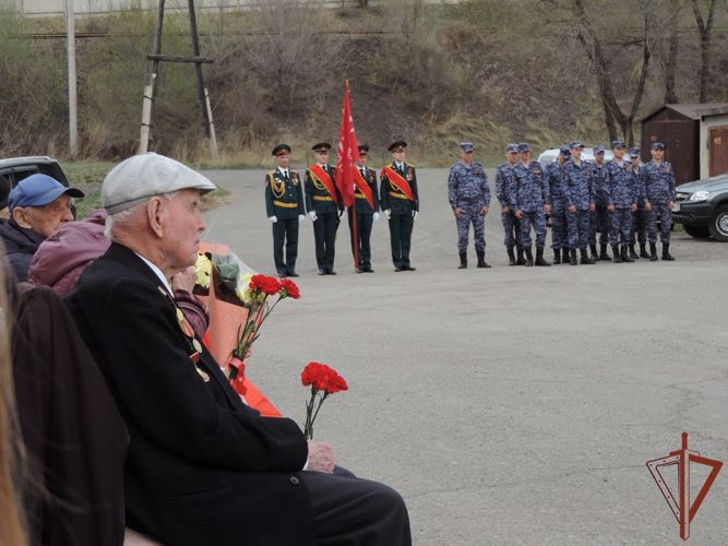 Парадный расчет Росгвардии поздравил с наступающим Днем Победы ветерана в Хакасии