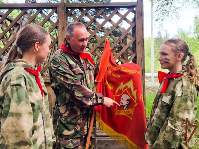 Росгвардейцы вместе со школьниками стали на один день пионерами