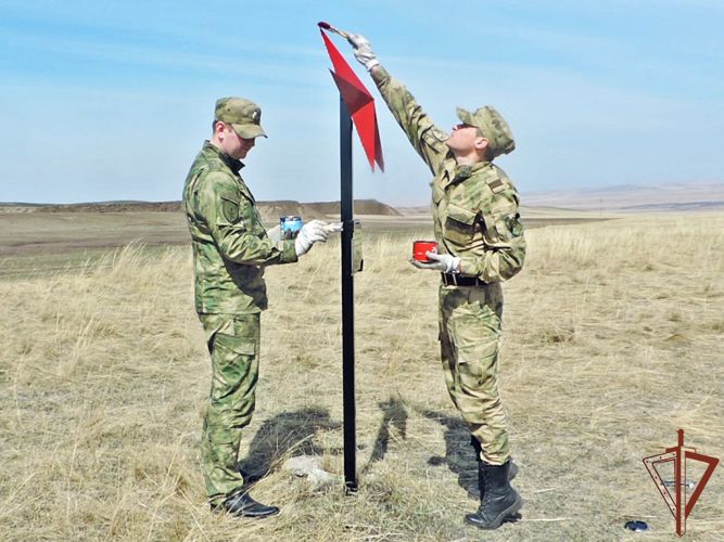 Росгвардейцы облагораживают мемориалы курсантам Бирмской военной школы пилотов