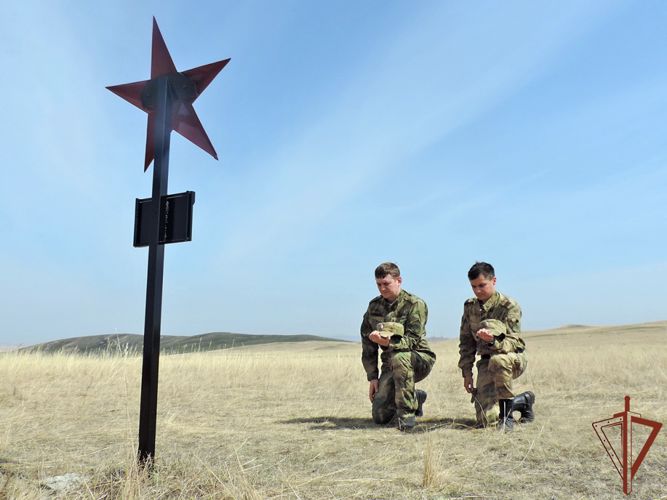 Росгвардейцы облагораживают мемориалы курсантам Бирмской военной школы пилотов