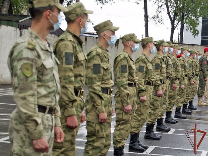 Призывники из Сибири отправились служить в войска национальной гвардии России
