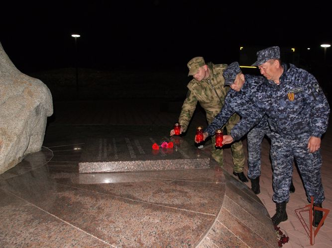 В память о погибших героях Великой Отечественной войны в Сибири росгвардейцы возложили цветы и зажгли свечи 