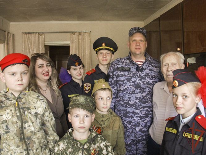В Кузбассе росгвардейцы поздравляют ветеранов Великой Отечественной войны