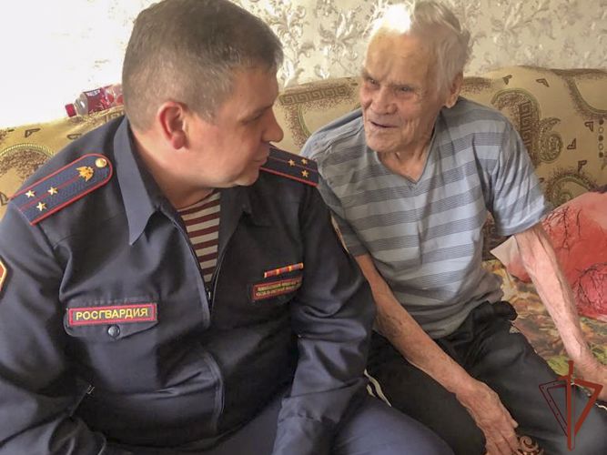 В Кузбассе росгвардейцы поздравляют ветеранов Великой Отечественной войны