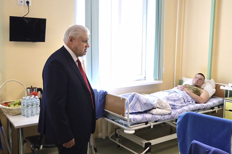 Председатель партии «Справедливая Россия — За правду» Сергей Миронов посетил Главный военный клинический госпиталь Росгвардии