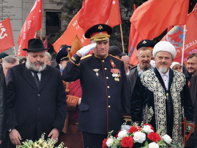 В память о погибших героях Великой Отечественной войны в Сибири росгвардейцы возложили цветы и зажгли свечи 