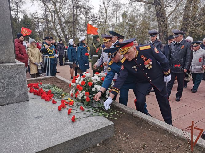 В память о погибших героях Великой Отечественной войны в Сибири росгвардейцы возложили цветы и зажгли свечи 