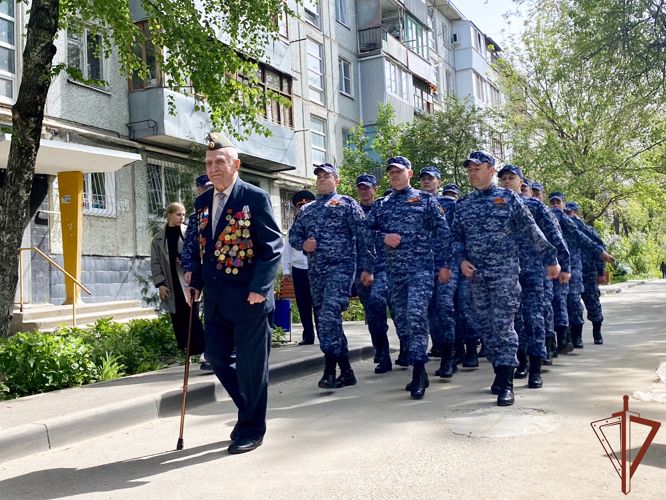 В Волгограде росгвардейцы приняли участие в акции «Парад идет к ветерану»