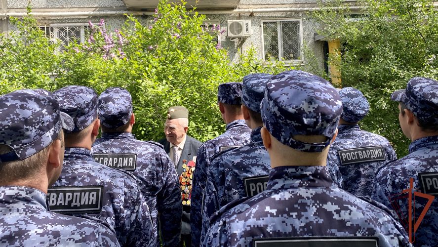 В Волгограде росгвардейцы приняли участие в акции «Парад идет к ветерану»