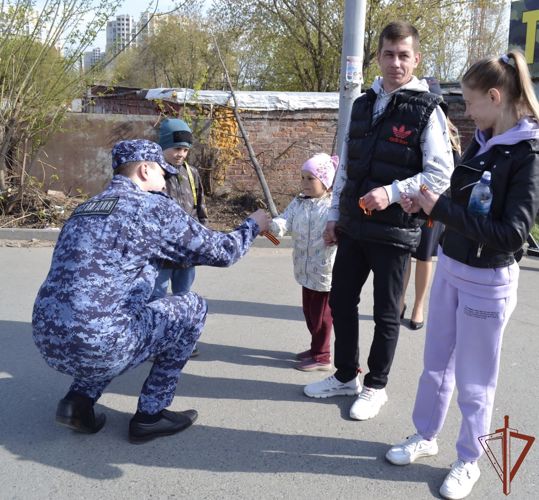 Сотрудники Росгвардии раздали георгиевские ленты жителям Омска